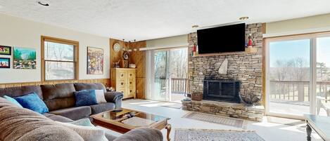 Een televisie en een open haard