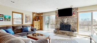 Rustic hideaway with hot tub, pool table, wood fireplace, firepit - dog-friendly