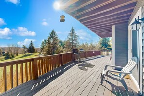 Terrace/patio - Rustic hideaway with hot tub, pool table, wood fireplace, firepit - dog-friendly (Oakland)