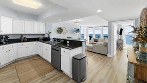 Coffee/tea maker, fridge, microwave, oven - Oceanfront, 3 bedrooms & 3 bathrooms, sleeps 10 (Myrtle Beach)