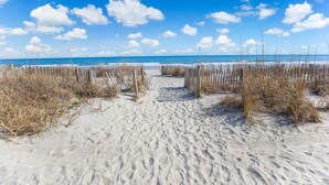 On the beach - Oceanfront, 3 bedrooms & 3 bathrooms, sleeps 10 (Myrtle Beach)