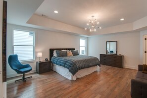 4 bedrooms, iron/ironing board, WiFi, bed sheets - The Gulch & 12 South! 4 bdrm3.5 ba. Roof top deck. Minutes to Broadway. Perfect! (Nashville)