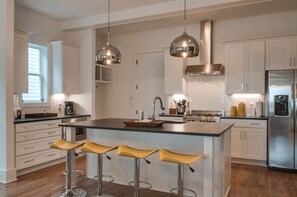 Private kitchen - The Gulch & 12 South! 4 bdrm3.5 ba. Roof top deck. Minutes to Broadway. Perfect! (Nashville)