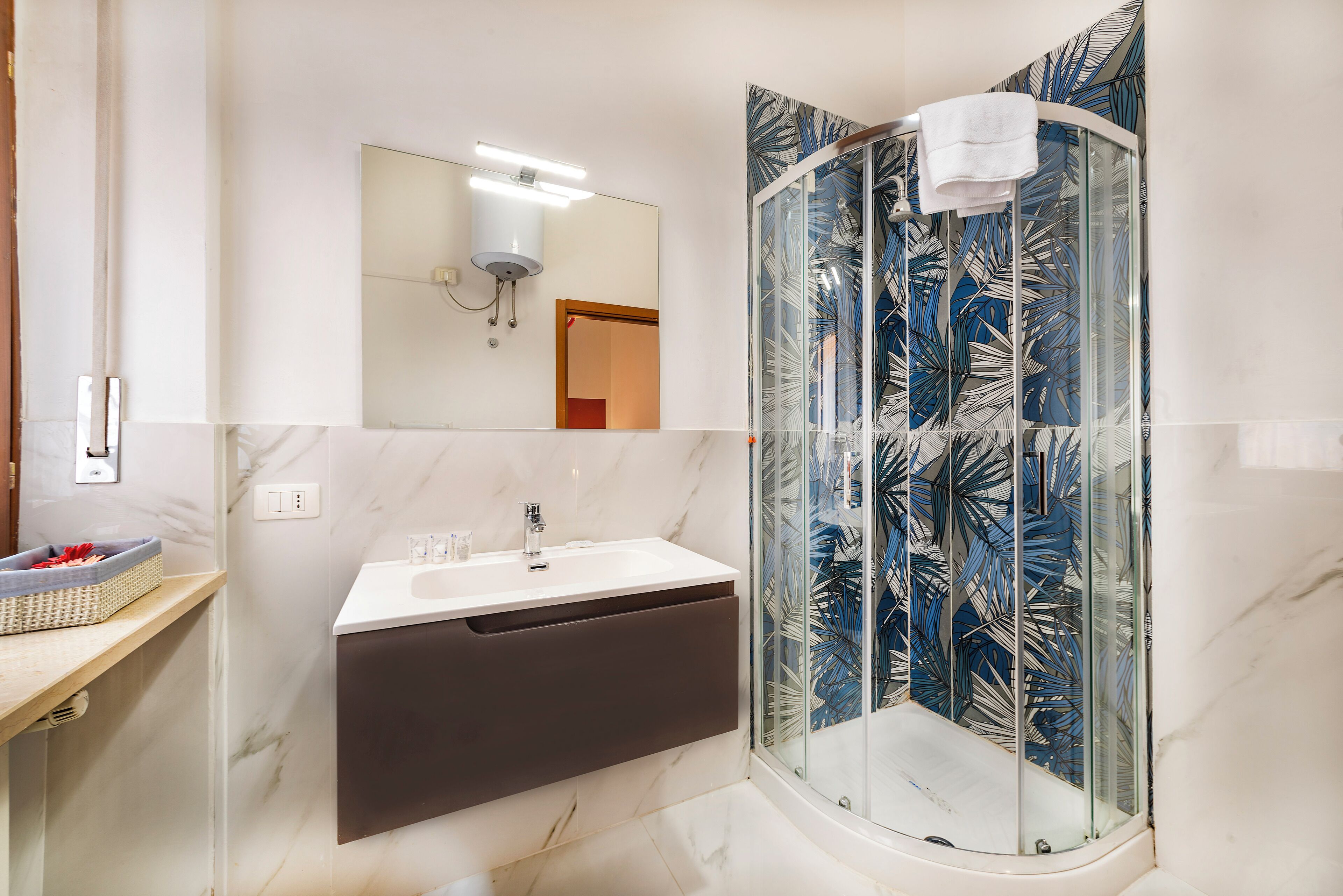 Dusche, Haartrockner, Handtücher, Seife