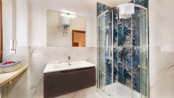 Dusche, Haartrockner, HandtĂŒcher, Seife