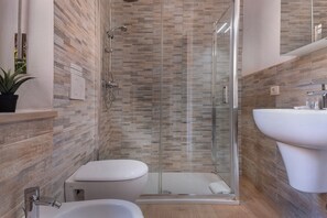 Shower, hair dryer, towels, soap - Italianflat - Rentroom (Verona)