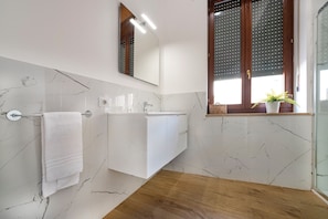 Buồng tắm vòi sen, máy sấy tóc, khăn tắm, xà phòng