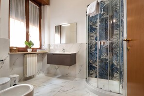 Dusch, hårtork, handdukar och tvål