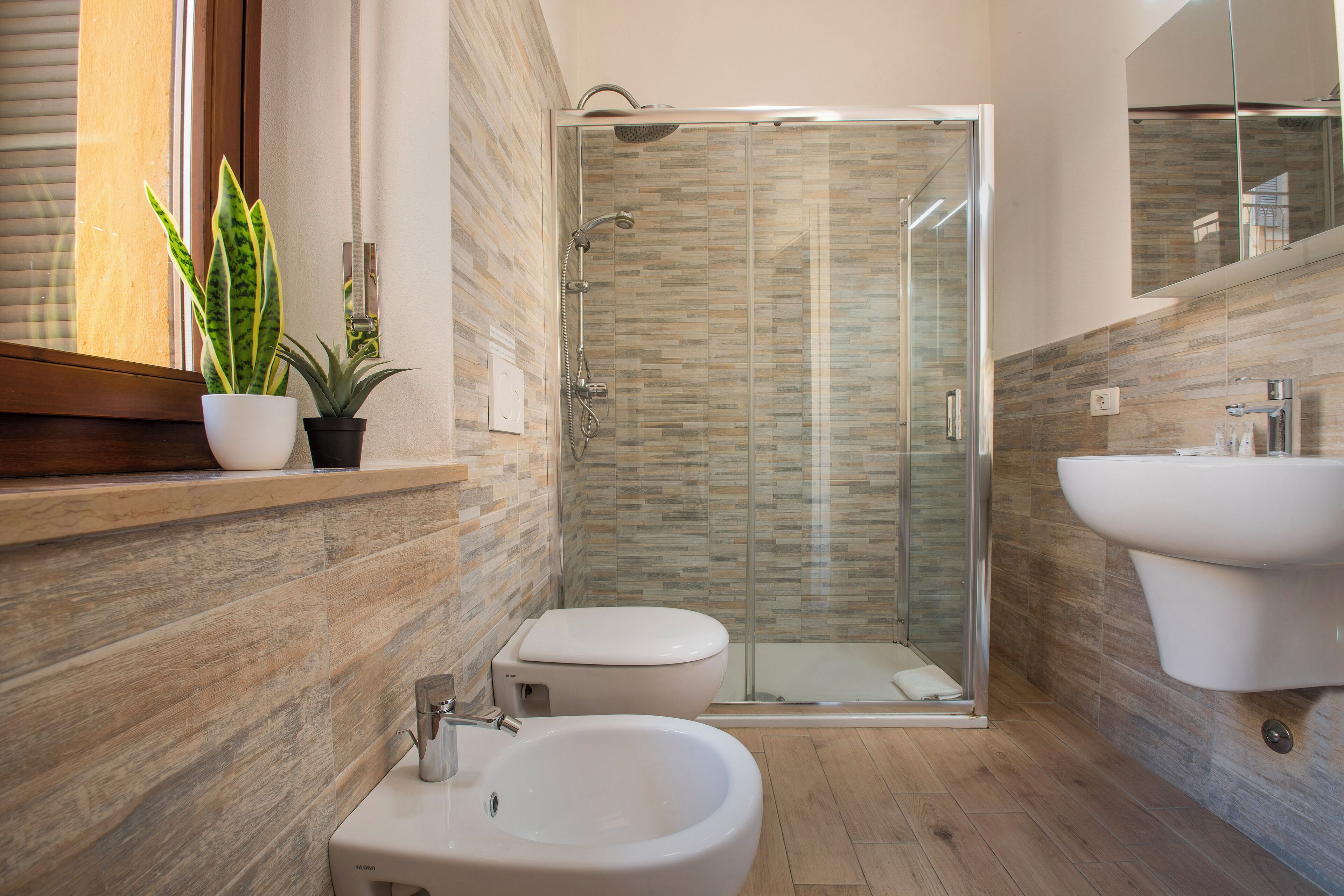 Regadera, secadora de cabello, toallas, jabón 