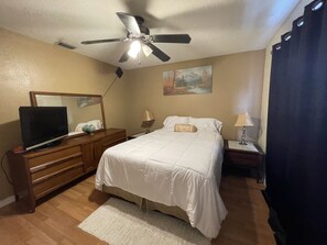 3 habitaciones, escritorio y tabla de planchar con plancha 