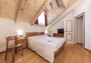 Family Quadruple Room | Minibar, in-room safe, desk, laptop workspace - Hotel Plank (Primiero San Martino di Castrozza)