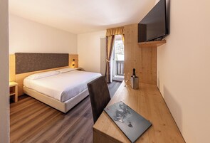 Double or Twin Room | Minibar, in-room safe, desk, laptop workspace