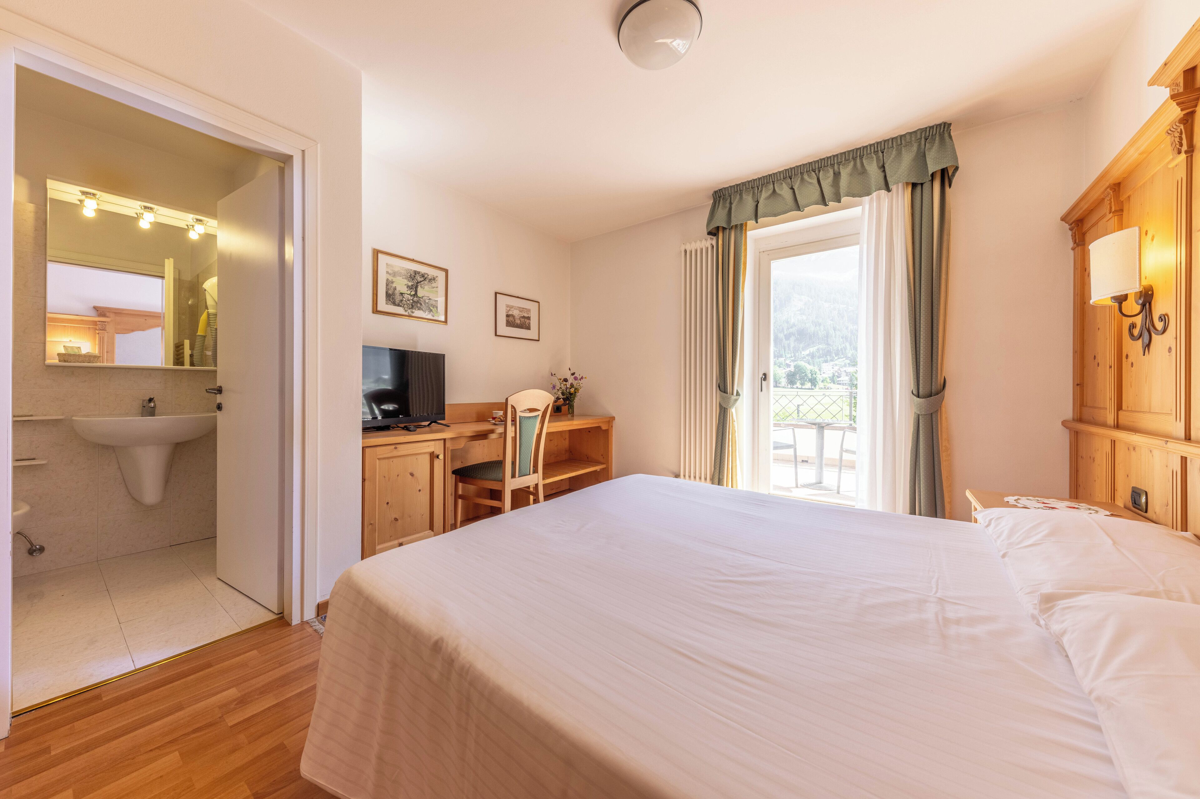 Double or Twin Room | Minibar, in-room safe, desk, laptop workspace