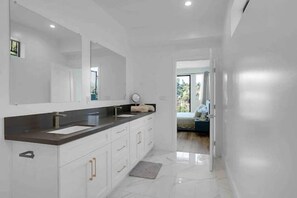 6 habitaciones, escritorio y tabla de planchar con plancha 