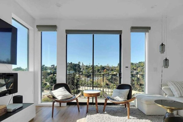 Smart-TV, Kamin, Videospiele, Tischtennisplatte