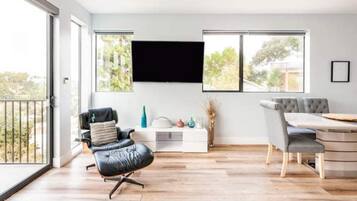 Smart TV, fireplace, video games, table tennis