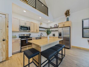 Fridge, microwave, oven, stovetop - Rushmore Cabin -  3 BD Cabin (Custer)