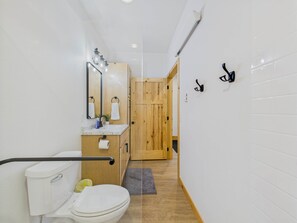 Eco-friendly toiletries, towels - Rushmore Cabin -  3 BD Cabin (Custer)