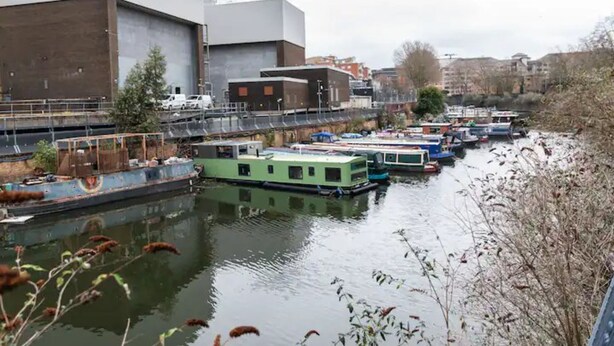 A canal with boats docked, surrounded by buildings and vegetation. - 10 min to Regent's Park · Bright Central 1-Bed - Pass the Keys (London)