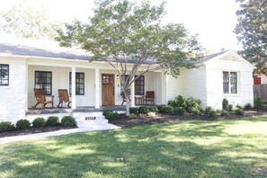 Exterior - Storied Cottage w/pool & hot tub (Tulsa)