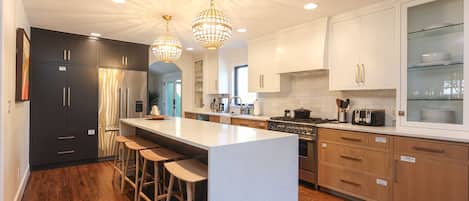 冷蔵庫、電子レンジ、オーブン、コンロ