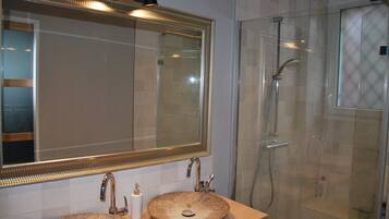 Douche, sĂšche-cheveux, serviettes fournies, savon