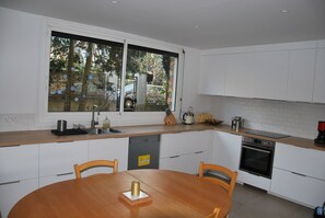 Private kitchen - Belle Maison Familiale, Accès Direct Gare RER B Paris, Tous Aéroports (Palaiseau)