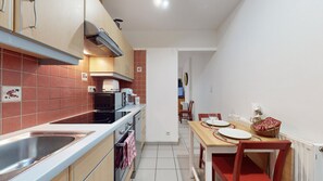 Kjøleskap, mikrobølgeovn, ovn og kokeplater