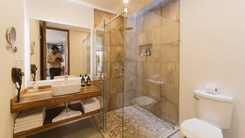 SuĂte luxo | Banheiro | Chuveiro, secador de cabelo, roupĂ”es de banho, toalhas de banho