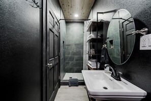 Douche, sèche-cheveux, serviettes fournies