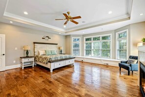 6 habitaciones, escritorio y tabla de planchar con plancha