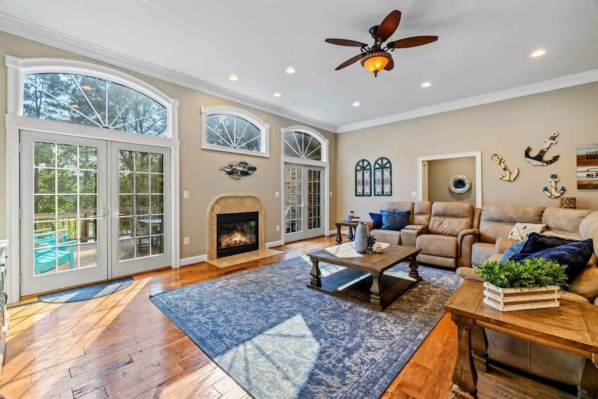 Smart TV, chimenea, videojuegos y oficina 