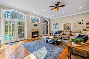 Smart TV, fireplace, video games, offices - Secluded Lakefront | Private Pool | Dock | Hot Tub (Mineral)