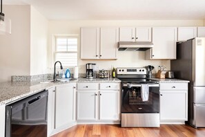 Een koelkast, een magnetron, een oven, een kookplaat