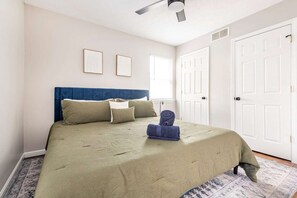 5 slaapkamers, een bureau, een strijkplank/strijkijzer, gratis wifi