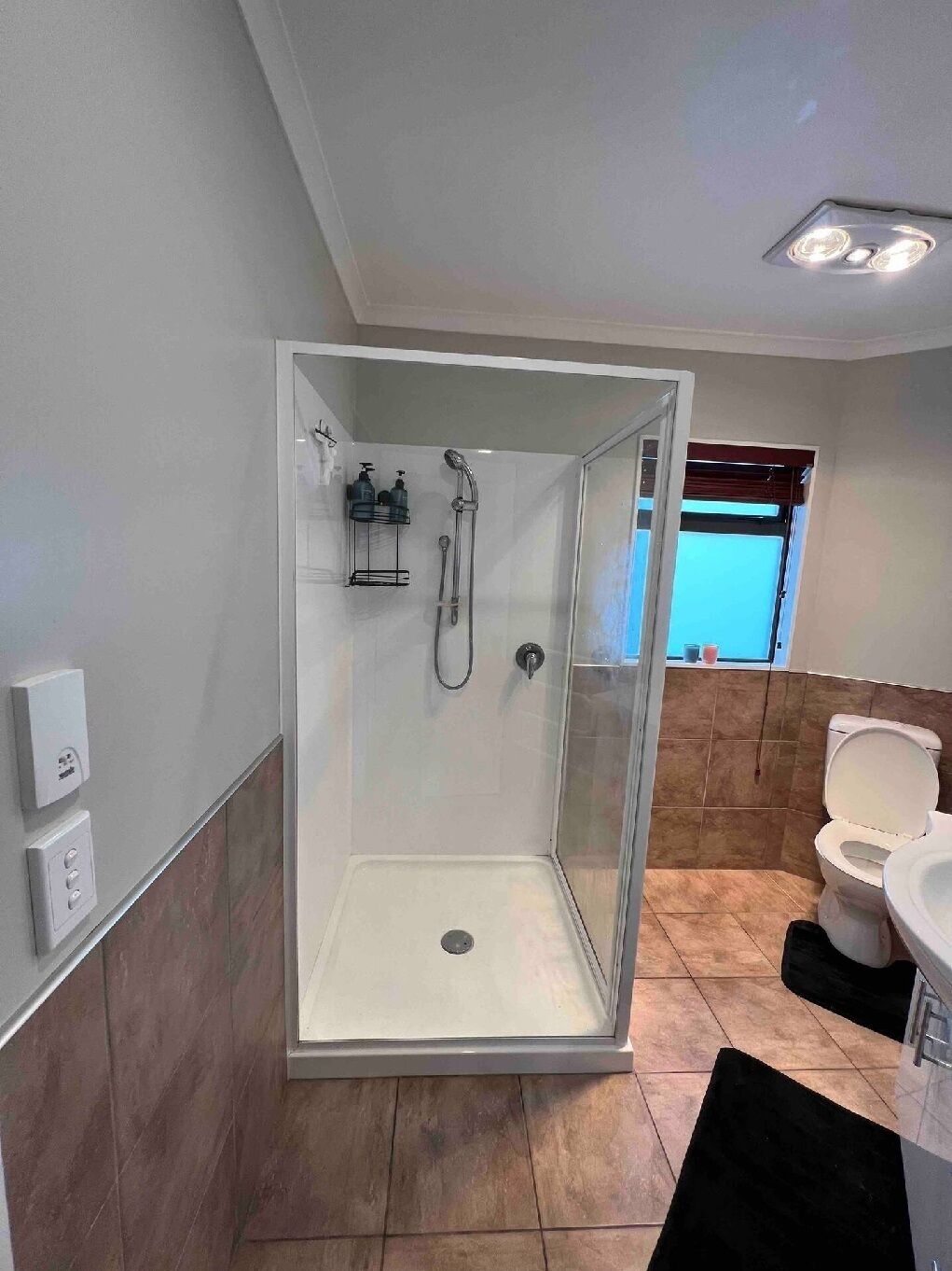 淋浴设施、吹风机、毛巾、肥皂