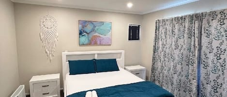1 habitación, tabla de planchar con plancha, wifi y ropa de cama