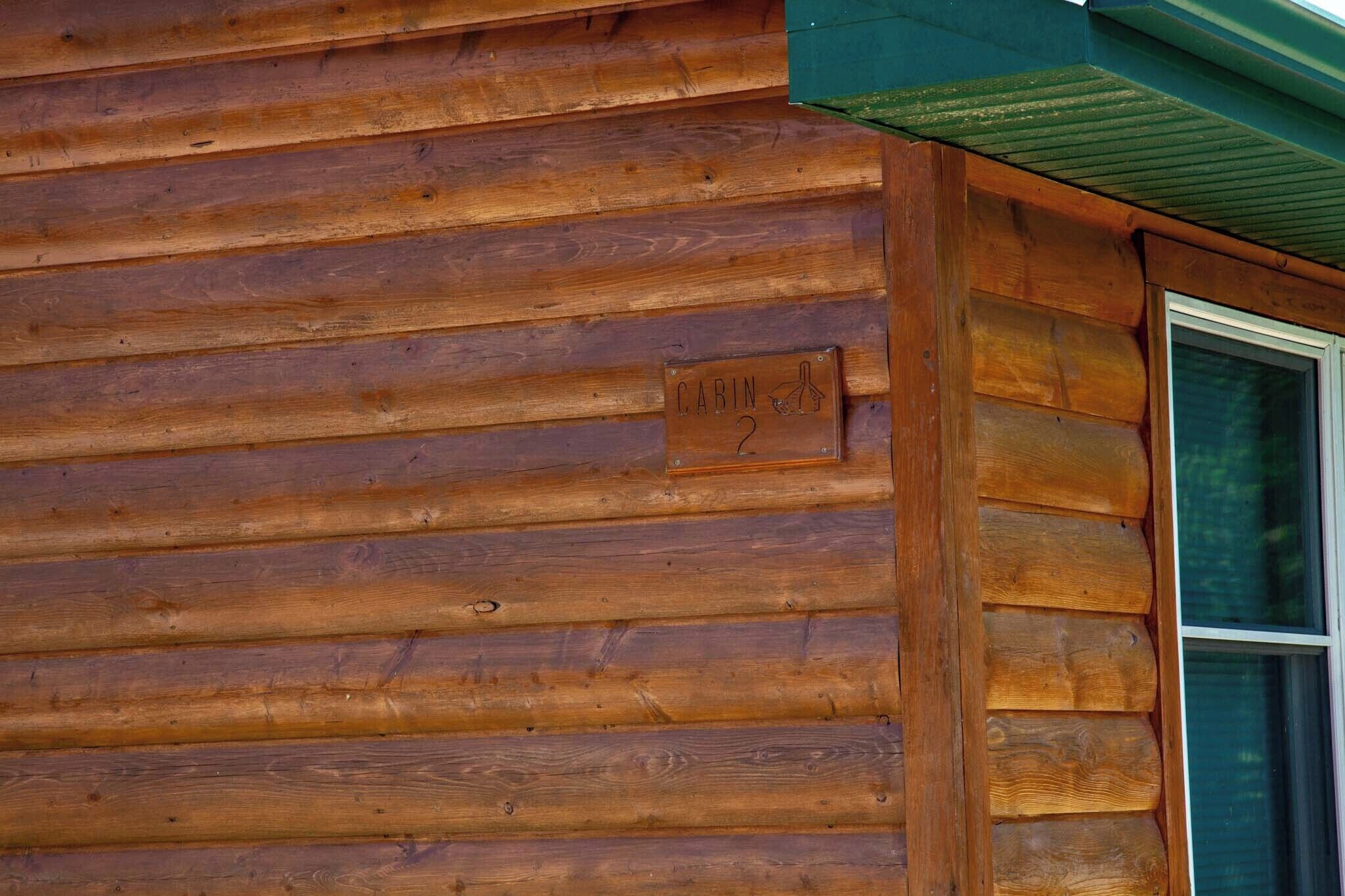 Una cabaña de madera con un letrero que indica que es la cabaña número 2.