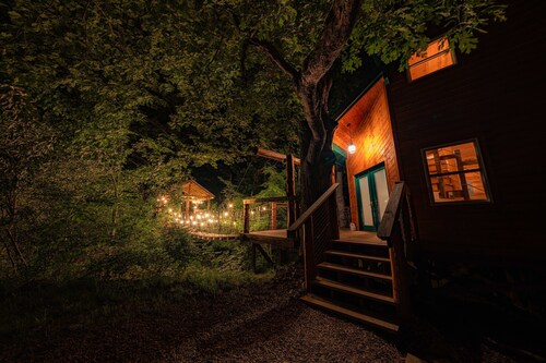 Treehouse Hot Tub Cabin-Closest Cabins to Garden of the Gods-Shawnee Forest