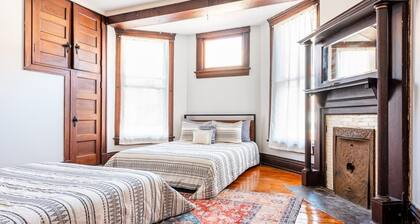 The Crimson Cottage in Highlands Neighborhood