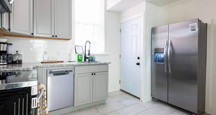 The Crimson Cottage in Highlands Neighborhood