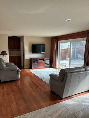 Smart TV, fireplace, DVD player, books - Nice open concept 4bdr/2.5bath in great part of South San Jose (San Jose)