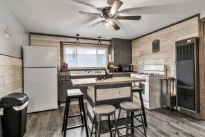 冷蔵庫、電子レンジ、オーブン、コンロ