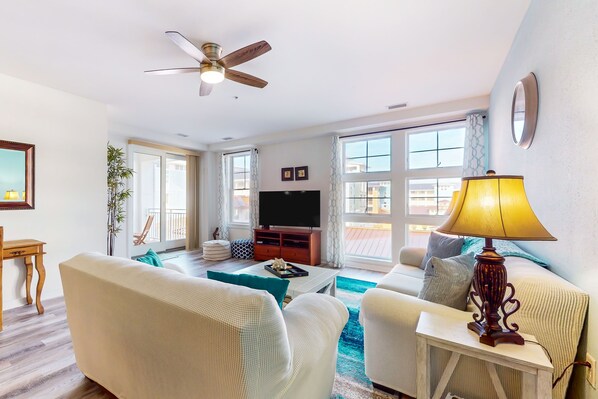 TV - Sunlit single-level condo with pool, washer/dryer, central AC, & balcony (Virginia Beach)