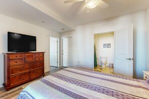 2 bedrooms, Internet, bed sheets - Sunlit single-level condo with pool, washer/dryer, central AC, & balcony (Virginia Beach)