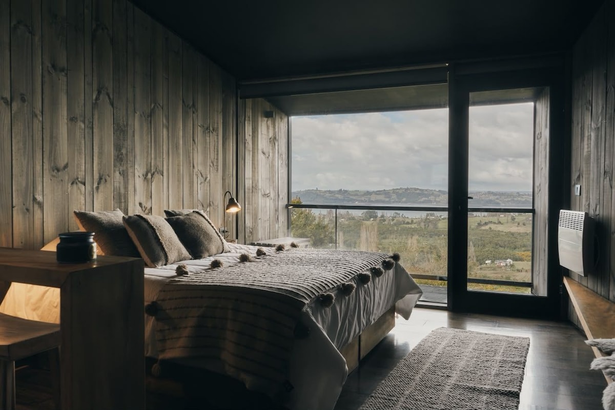 Design Double Room | Minibar, laptop workspace, WiFi (free), individually decorated