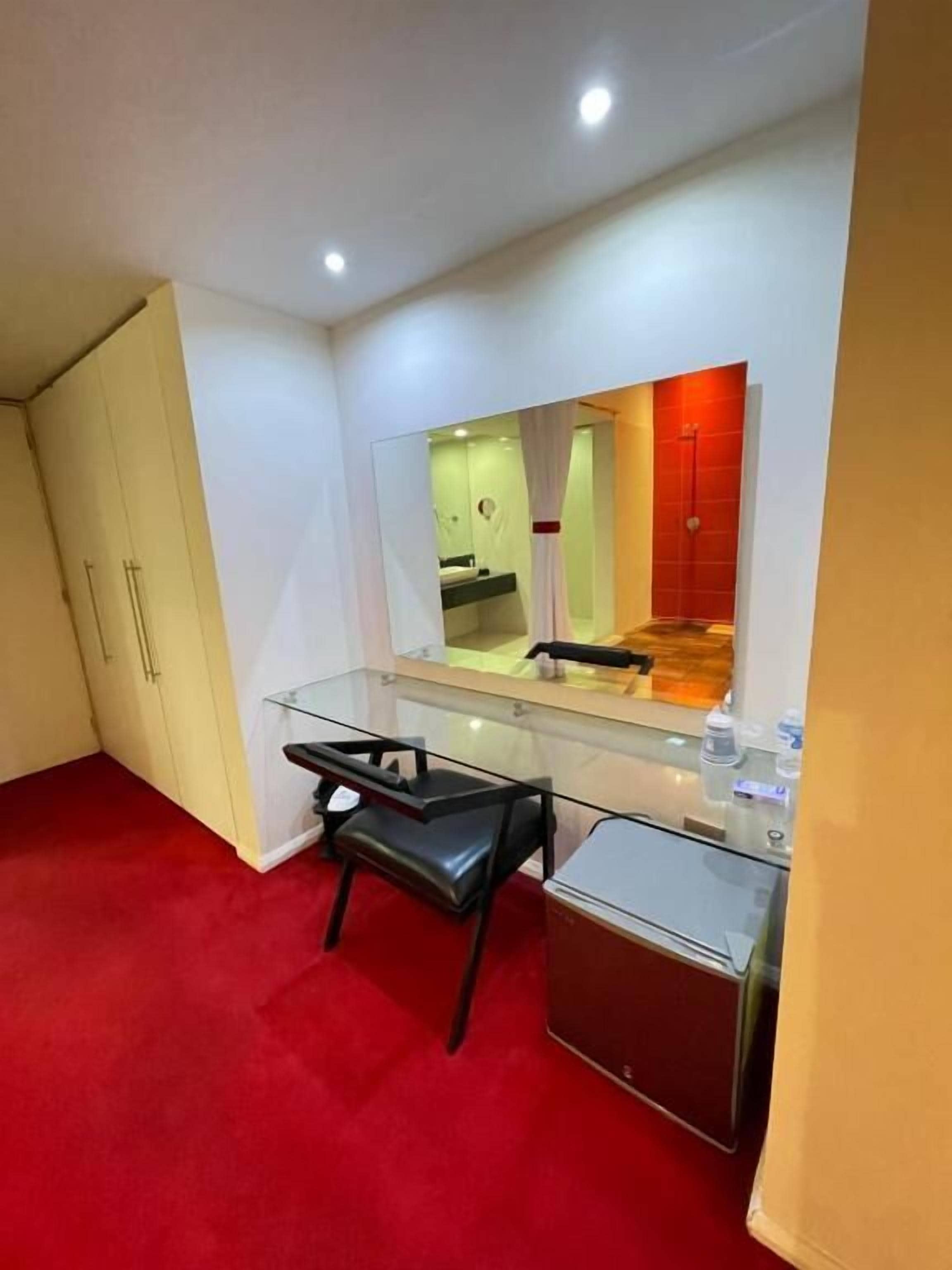 Master Suite Room | Living area | 32-inch Smart TV with digital channels, smart speakers