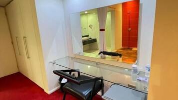 Habitacion Master Suite | Área de sala de estar | Smart TV de 32 pulgadas con canales digitales y bocina smart