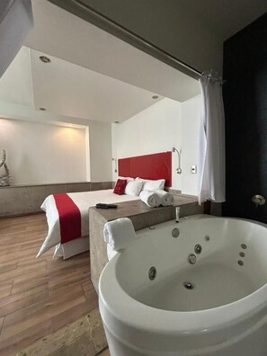 1 bedroom, premium bedding, desk, laptop workspace