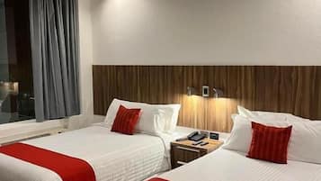 ファミリー ダブルルーム クイーンベッド 2 台 禁煙 スパ浴槽 | 1 室のベッドルーム、高級寝具、デスク、ノートパソコン用作業スペース